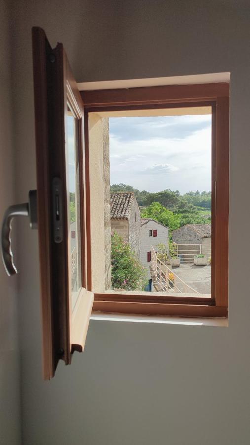 Proche Uzes Le Cocon Du Peintre Anglais Sagriès Esterno foto